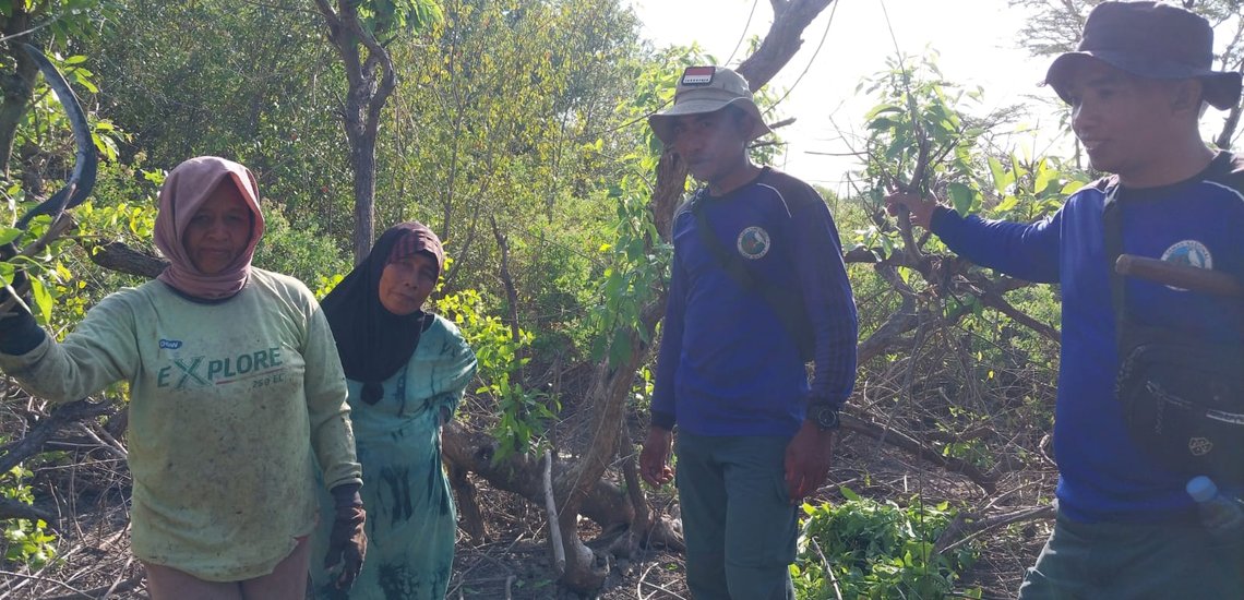 Mendorong dukungan masyarakat dalam pengamanan kawasan TN